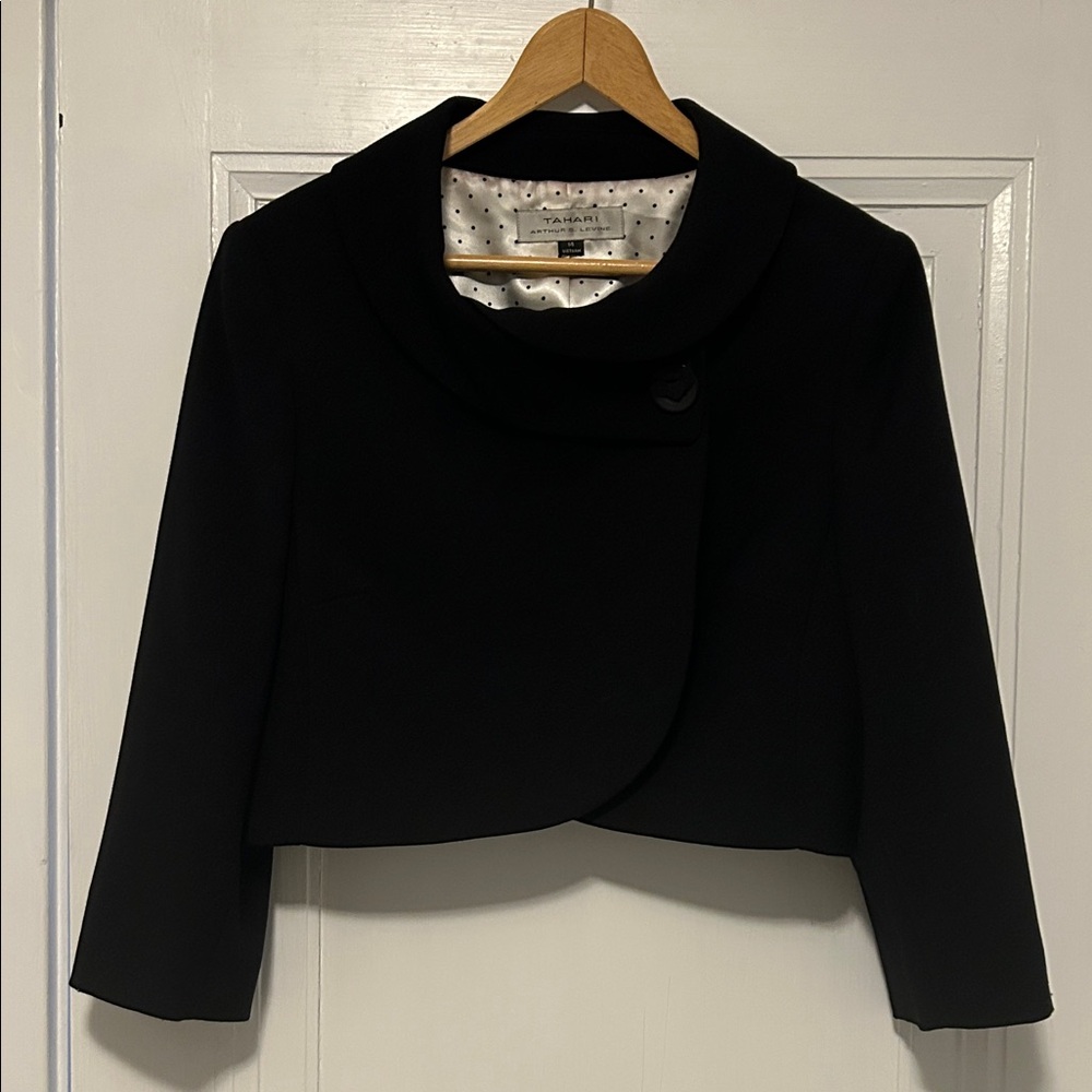 Chic Black Cropped Blazer